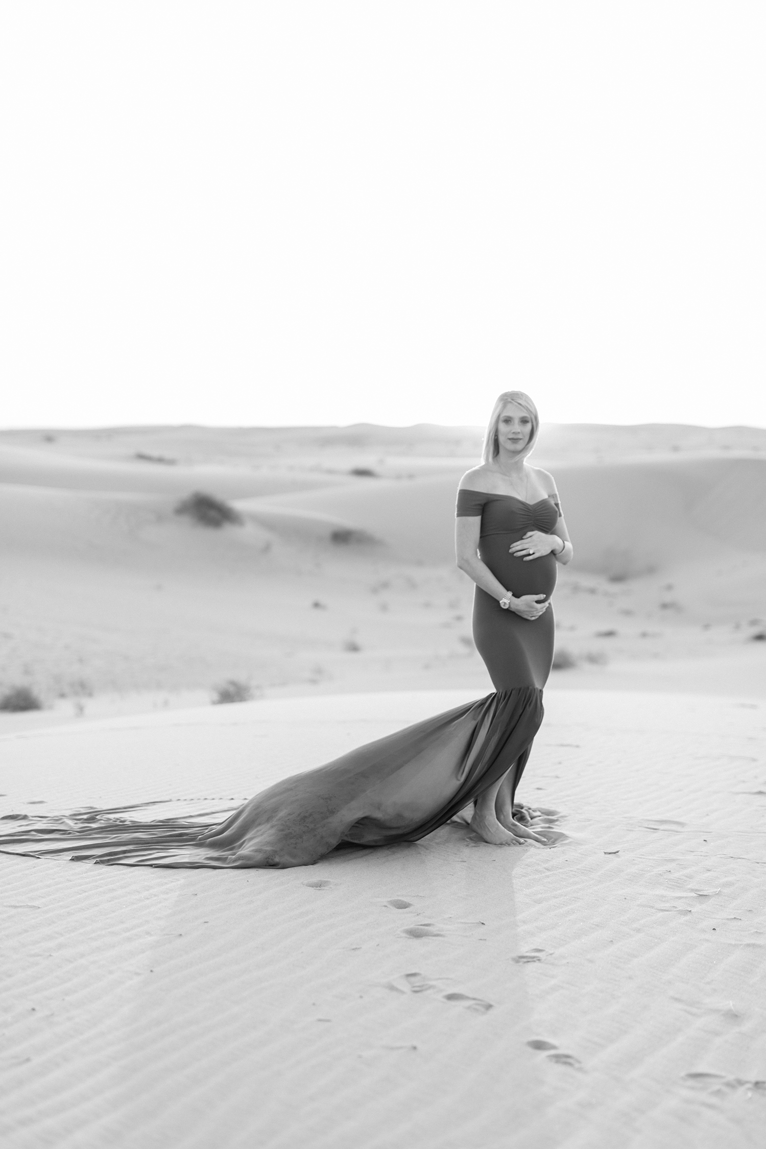A stunning maternity portrait shoot in the beautiful Glamis Sand Dunes in California. More on the on the blog! #MaternityPhotography #MaternityPictures #MaternityPhotographyPoses #MaternityPhotographyIdeas #MaternityOutfits #MaternityDresses #MaternityPortraits #MaternityDesertPhotoshoot #MaternitySandDunes #CaliforniaMaternityStyle #BumpPhotoshoot #BumPhotoshootIdeas #CaliforniaPhotographer #GlamisSandDunes #GlamisSandDunesPhotoShoot #CaliforniaPhotographer