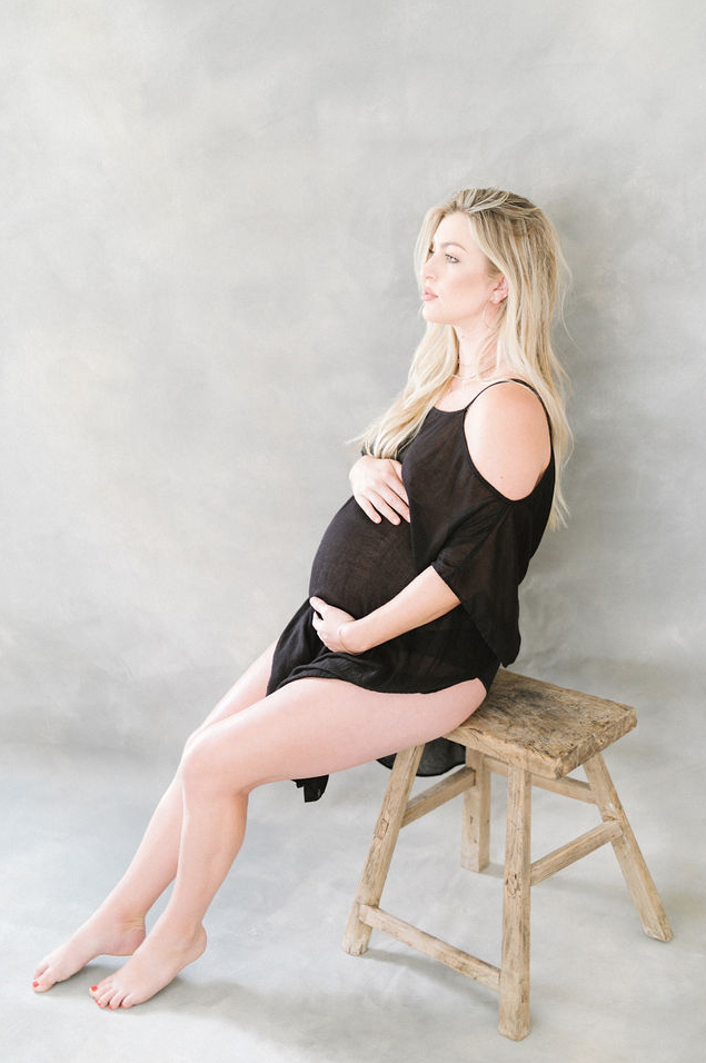 A stunning maternity portraiture shoot photographed at my in-home studio in San Luis Obispo. See more over on the blog #MaternityPortraits #MaternityPortraitOutfitIdeas #MaternityPhotography #SanLuisObispo #SantaBarbara #PismoBeachCalifornia #BabyBump #WaitingForBaby #MaternityPortraiture #MaternityPortraitPosingIdeas 